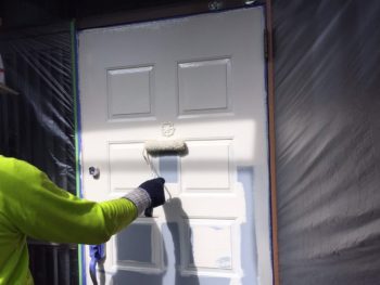 横浜市港南区S様邸玄関扉塗装上塗り1回目施工中