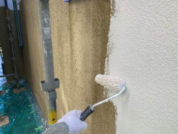 横須賀市N様邸パーフェクトセラミックトップG外壁塗装下塗り施工中
