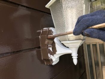 横浜市港南区S様邸外灯上塗り1回目塗装中