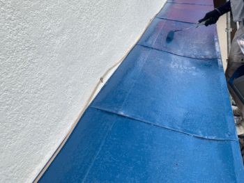 横浜市港南区S様邸霧除け庇上塗り2回目塗装中