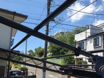 横浜市港南区S様邸カーポート鉄部上塗り2回目塗装中