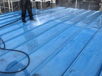 横浜市港南区S様邸屋根塗装前高圧洗浄作業