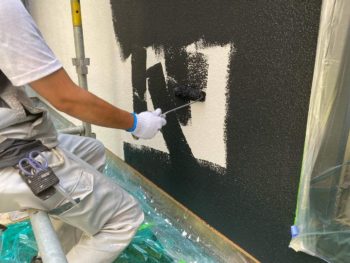 横須賀市N様邸パーフェクトセラミックトップG外壁塗装上塗り１回目施工中