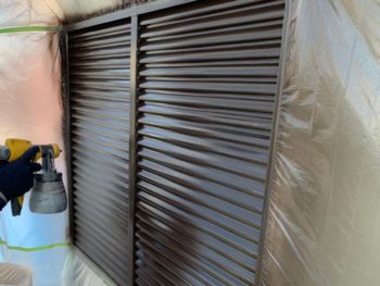 横浜市港南区S様邸戸袋上塗り2回目塗装中