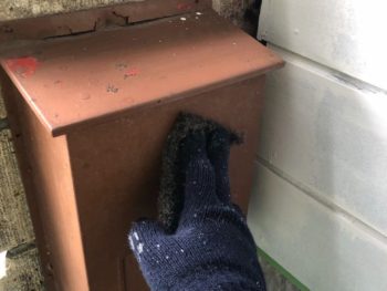 横浜市港南区S様邸ポスト塗り替え前ケレン作業