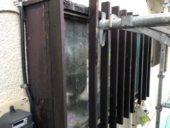 横浜市港南区S様邸出窓格子塗装前