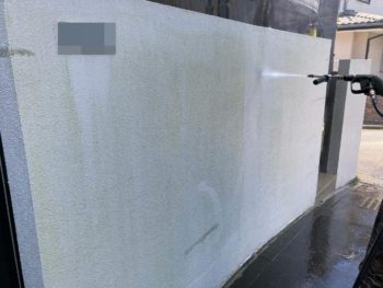 三浦郡葉山町K様邸塀塗り替え前高圧洗浄作業