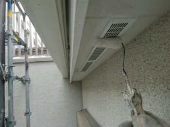 横浜市戸塚区K様邸軒天換気口錆止め塗装中