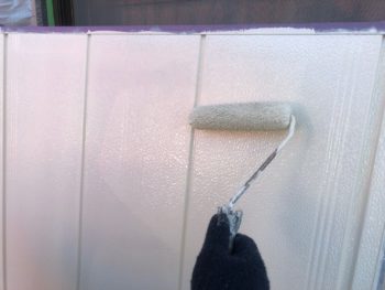 横浜市港南区S様邸雨戸上塗り1回目塗装中