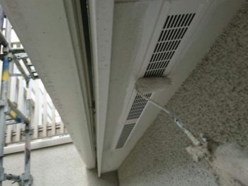 横浜市戸塚区K様邸軒天換気口上塗り２回目塗装中
