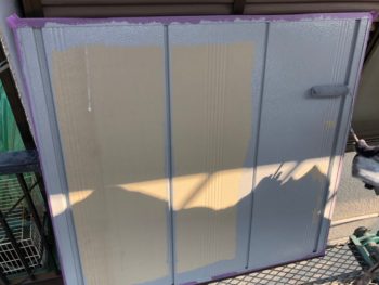 横浜市港南区S様邸雨戸錆止め塗装中