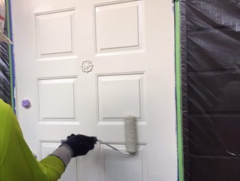 横浜市港南区S様邸玄関扉塗装上塗り2回目施工中