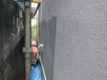 横浜市戸塚区K様邸パーフェクトセラミックトップG外壁塗装上塗り１回目施工中