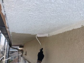 横浜市港南区S様邸軒天塗装下塗り施工中