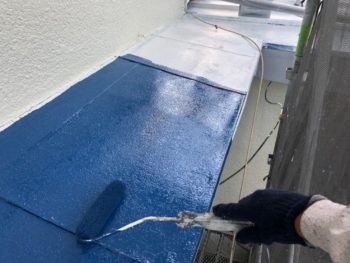 横浜市港南区S様邸霧除け庇上塗り1回目塗装中