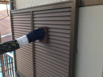 横浜市港南区S様邸戸袋塗り替え前ケレン作業