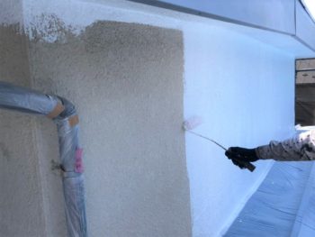 横浜市港南区S様邸外壁下塗り塗装中