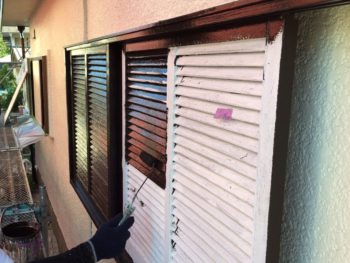 横浜市港南区S様邸ガラリ雨戸上塗り1回目塗装中