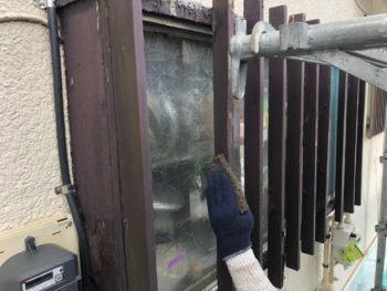 横浜市港南区S様邸出窓格子塗装前ケレン作業