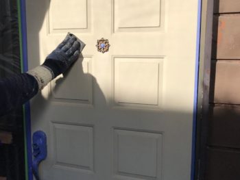 横浜市港南区S様邸玄関扉塗り替え前ケレン作業