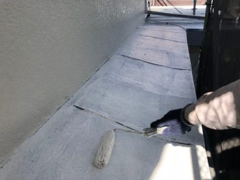 横浜市港南区S様邸霧除け庇錆止め塗装中