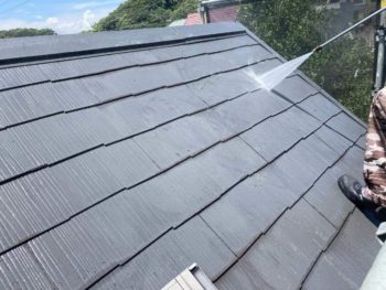 三浦郡葉山町K様邸屋根塗り替え前高圧洗浄作業