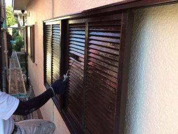 横浜市港南区S様邸ガラリ雨戸上塗り2回目塗装中