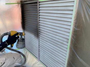 横浜市港南区S様邸戸袋上塗り1回目塗装中