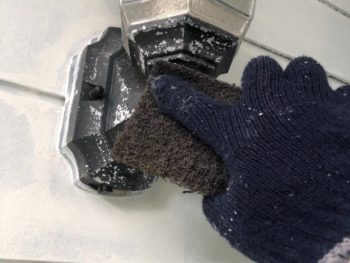 横浜市港南区S様邸外灯塗り替え前ケレン作業