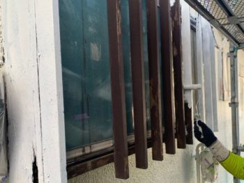 横浜市港南区S様邸出窓格子下塗り塗装中