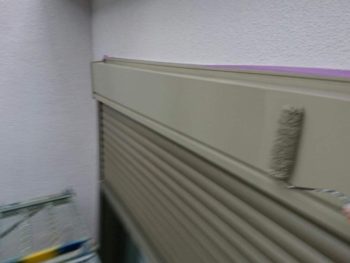 横浜市戸塚区K様邸シャッターボックス塗り替え上塗り２回目