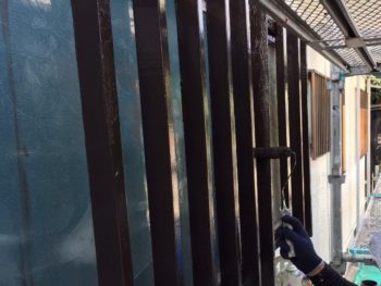 横浜市港南区S様邸出窓格子塗装上塗り2回目施工中