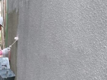 横浜市戸塚区K様邸パーフェクトセラミックトップG外壁塗装下塗り施工中