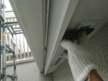 横浜市戸塚区K様邸軒天換気口塗装前ケレン作業