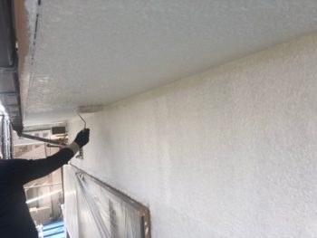 横浜市港南区S様邸軒天上塗り1回目塗装中