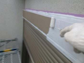 横浜市戸塚区K様邸シャッターボックス錆止め塗装中