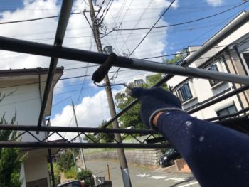 横浜市港南区S様邸カーポート鉄部上塗り1回目塗装中