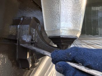 横浜市港南区S様邸外灯上塗り2回目塗装中