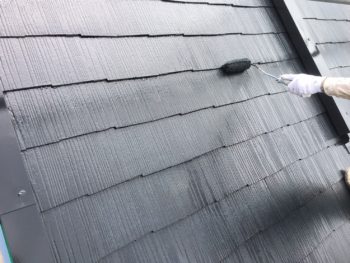 横浜市神奈川区H様邸スレート屋根上塗り２回目塗装中