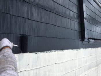 横浜市神奈川区H様邸スレート屋根上塗り１回目塗装中