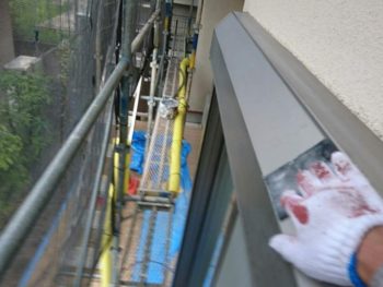 横浜市青葉区M様邸シャッターボックス塗装ケレン作業