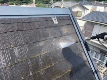 横浜市栄区T様邸屋根塗装前高圧洗浄作業