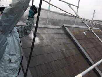 横浜市神奈川区H様邸屋根塗装前高圧洗浄作業