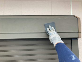 横浜市栄区S様邸シャッターボックス塗装前ケレン作業