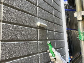 横浜市栄区T様邸ダイヤモンドコート外壁塗装上塗り２回目
