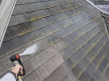 横浜市栄区I様邸屋根塗装前高圧洗浄作業