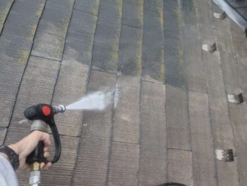 横浜市栄区I様邸屋根塗装前高圧洗浄作業