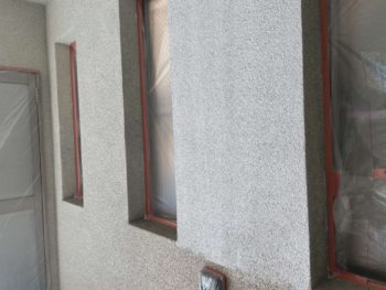 横浜市神奈川区H様邸インディフレッシュセラ外壁塗装下塗り施工中