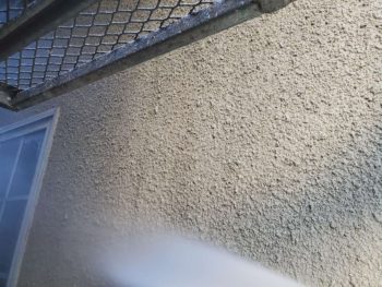 横浜市栄区I様邸インディフレッシュセラ外壁塗装施工前高圧洗浄作業