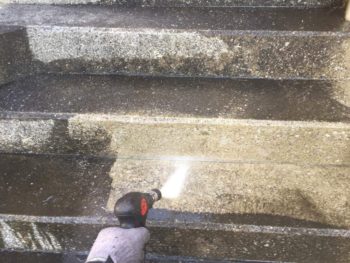 横浜市旭区S様邸外壁塗装前階段高圧洗浄作業